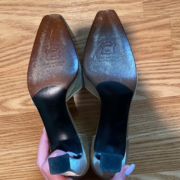 Stuart Weitzman Gold Closed Toe Heel - Picture 6 of 6